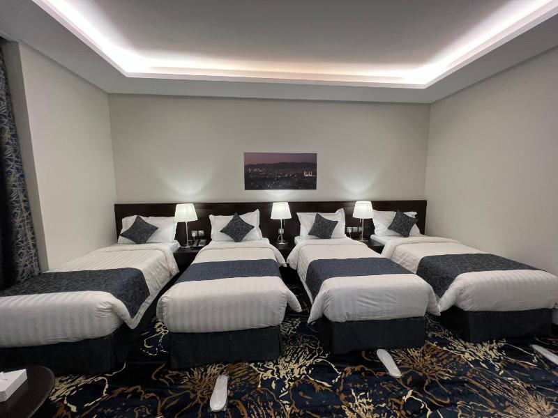 Standard Quadruple Room image 2