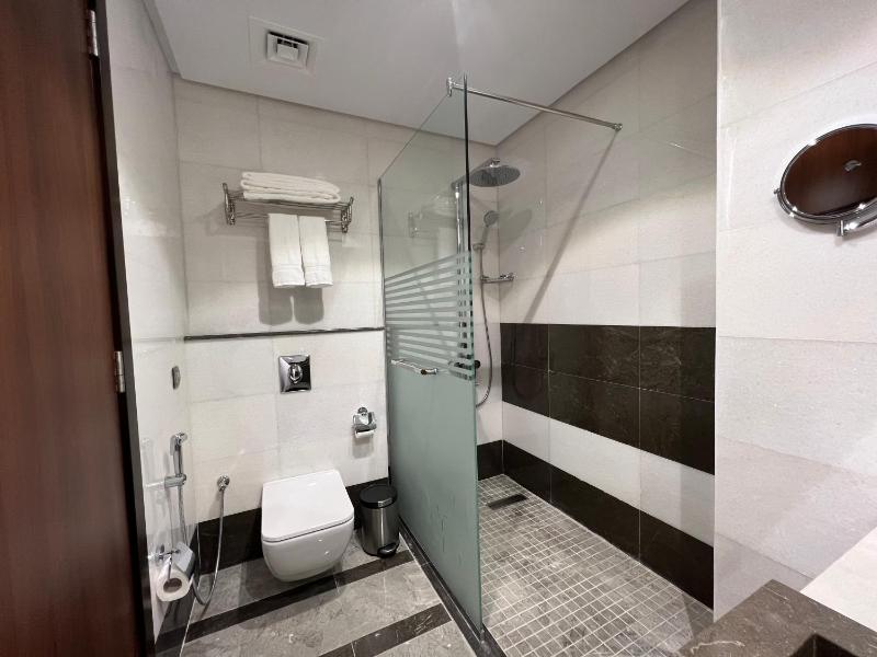 Standard Twin Room image 4